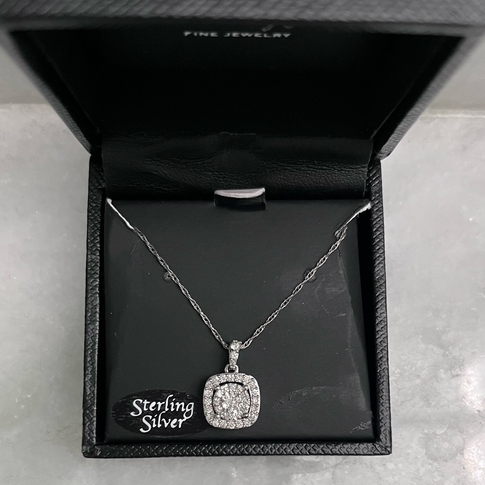NWT R. H. Macy & Co Bridge Diamond 1/3 CTTW Cushion Pendant